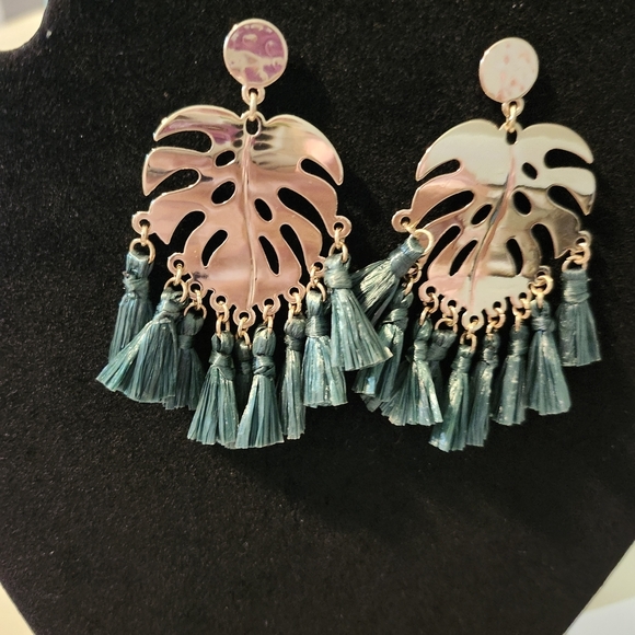 NWOT Lily Pulitzer Tropical Leaf Tassel Earrings - Picture 1 of 4